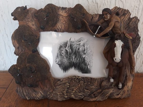 cadre photos resine indien chassant bison