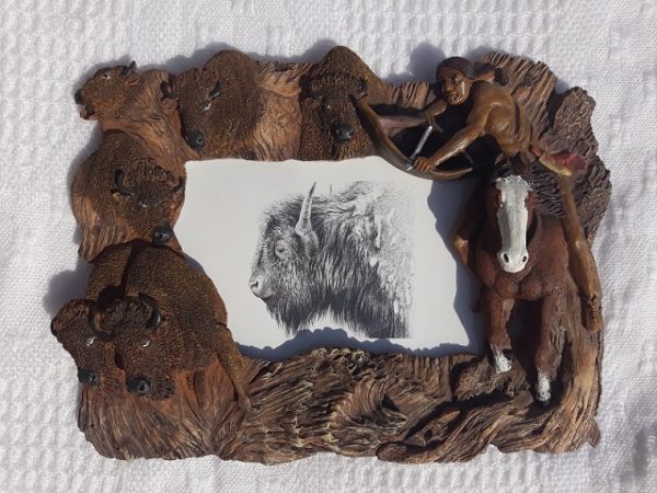 cadre photos resine indien chassant bison